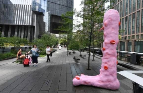 관람객들이 문제의 분수대를 바라보고 있다. [사진=뉴욕포스트]