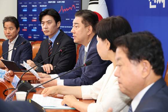 더불어민주당 김병기 당대표 직무대행 겸 원내대표가 2일 서울 여의도 국회에서 열린 최고위원회의에서 발언하고 있다. 2025.7.2 [사진=연합뉴스]