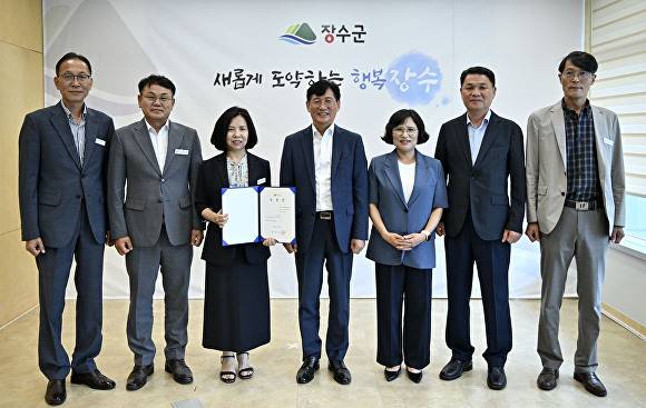 이정우 신임 부군수가 임용장을 받은 뒤 최훈식 군수 등과 기념사진을 촬영하고 있다. [사진=장수군 ]