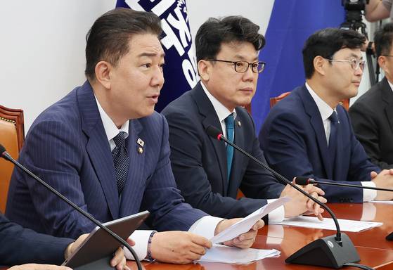 김병기 더불어민주당 대표 직무대행 겸 원내대표(왼쪽)가 1일 오전 국회에서 열린 원내대책회의에서 발언하고 있다. 임현동 기자