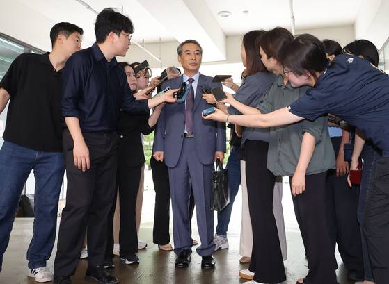 윤석열 전 대통령 부인 김건희 여사와 관련한 각종 의혹 사건을 수사하는 민중기 특별검사가 1일 서울 서초구에 마련된 특검팀 사무실로 출근하고 있다. 연합뉴스