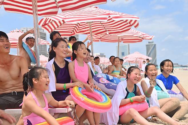 북한 노동당 기관지 노동신문은 2일 북한 원산갈마해안관광지구 개장 소식을 알리며 “운영 첫날부터 수많은 손님들이 이곳에 여장을 풀었다”고 전했다. 노동신문=뉴스1