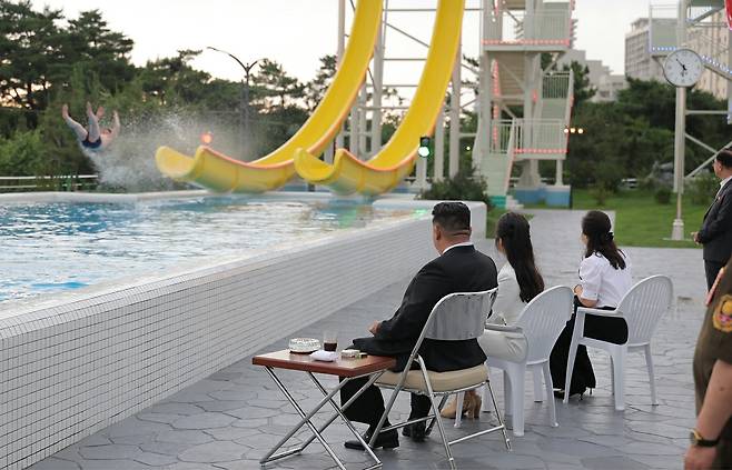 북한 노동당 기관지 노동신문은 지난달 26일 “세계를 앞서나가려는 우리 인민의 애국적 열정을 배가해주는 긍지스럽고 고무적인 창조물인 원산갈마해안관광지구 준공식이 6월 24일에 성대히 진행됐다”고 보도했다. 행사에는 이설주 여사와 딸 주애가 동행했다. 노동신문=뉴스1