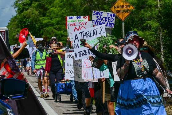 시위대가 1일 트럼프 대통령의 방문에 맞춰 플로리다주 늪지대에 조성된 불법 이민자 수용시설 앞에서 시위를 벌이고 있다. AFP=연합뉴스