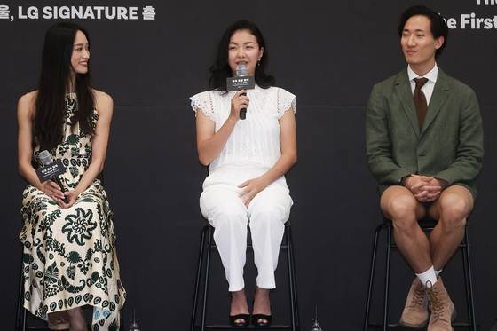 영국 로열 발레의 퍼스트 솔로이스트 최유희(가운데)가 2일 서울 강서구 LG아트센터에서 열린 영국 로열 발레 내내한 공연 '더 퍼스트 갈라' 기자간담회에서 인사말을 하고 있다. 왼쪽은 수석 무용수 후미 가네코, 오른쪽은 퍼스트 솔로이스트 전준혁. 연합뉴스