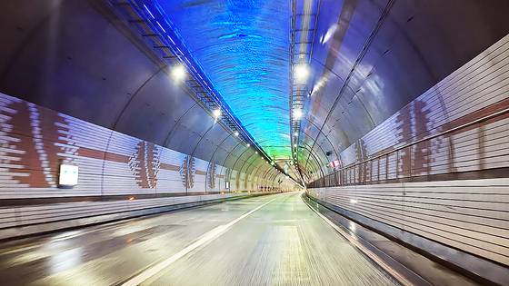 충남 보령시 신흑동과 원산도를 연결하는 보령해저터널, 무더운 날씨가 이어지면서 터널 내부에 물이 흘러내리는 결로현상이 발생했다. 관계 당국은 제트펜과 가습기를 가동하며 대책을 마련했다. 신진호 기자