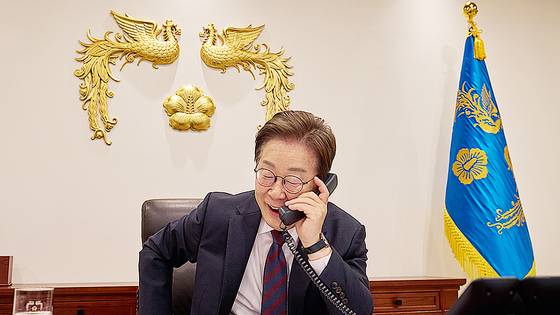 이재명 대통령이 지난달 10일 서울 용산구 대통령실 청사 집무실에서 시진핑 중국 국가주석과 전화 통화를 하고 있다. 사진 대통령실