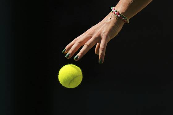 녹색으로 물든 사발렌카의 손톱. AP=연합뉴스