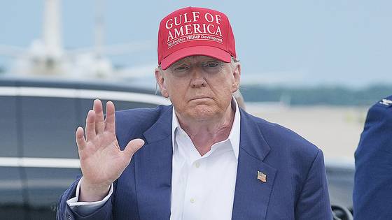 지난 7월 1일(현지시간) 도널드 트럼프 미국 대통령이 플로리다 오초피에 위치한 이민자 구금시설을 방문한 뒤 메릴랜드 앤드루스 합동기지에 도착하며 손을 흔들고 있다. AP=연합뉴스