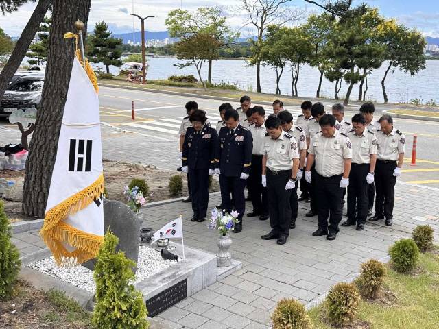 ▲ 제34대 이상현 강릉소방서장이 1일 취임해 강릉서 직원들과 함께 경포 석란정 추모비를 찾아 순직 소방공무원의 희생정신을 기렸다.