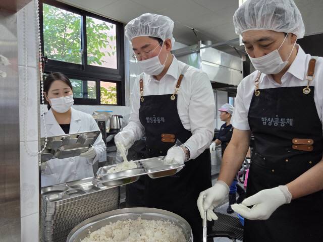 ▲ 원강수 원주시장이 민선 8기 3주년을 맞은 1일 밥상공동체종합사회복지관에서 지역 어르신들을 위한 배식봉사를 했다.  권혜민 기자