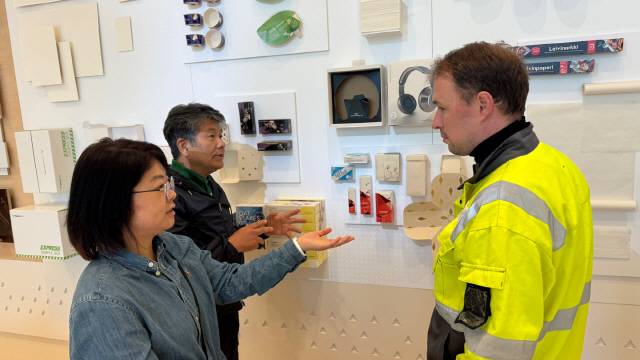 ▲ 핀란드 대표산림기업인 메사그룹 전경. 바이오매스 시설 등이 대규모로 가동되고 있다(왼쪽 사진).메사그룹 관계자가 박정희 한국산림경영인협회장과 박지은 본지 정치부장에게 친환경 제품 생산 구조와 기능을 설명하고 있다.   메사그룹 홈페이지·핀란드 아네코스키/박상동 기자