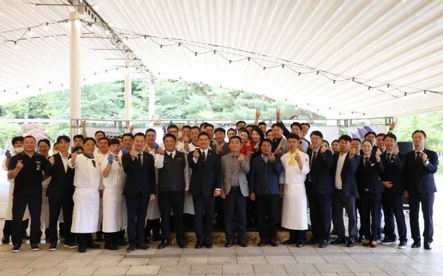 ▲ 강원랜드는 1일 그랜드호텔 스카이가든에서 최철규 대표이사 직무대행 등이 참석한 가운데 여름 시즌을 겨냥한 신메뉴와 음료를 시식하고 평가하는 식·음료 품평회를 가졌다.