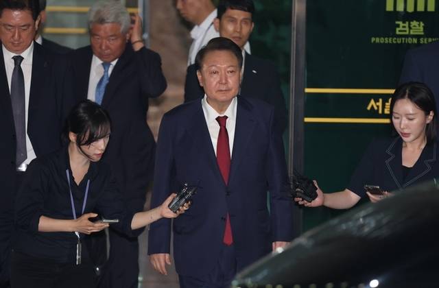 ▲ 피의자 신분으로 내란 특검 조사를 받은 윤석열 전 대통령이 서초구 서울고검 청사를 나서고 있다.  연합뉴스