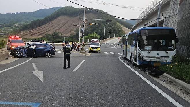 지난 5월 27일 충북 옥천군에서 발생한 버스-승용차 충돌 사고 (사진 제공 : 충북 옥천소방서)