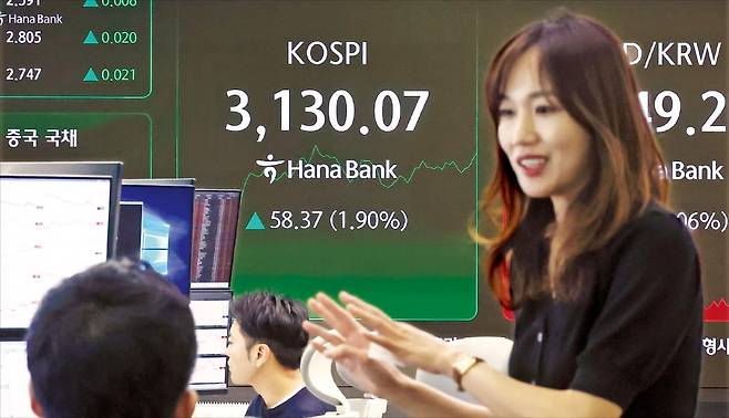 < 다시 3100 > 1일 코스피지수는 3089.65로 마감했다. 외국인·기관 매수세에 힘입어 장중 3130을 넘어서며 지난달 25일의 연고점(3129.09)을 경신했다. 뉴스1