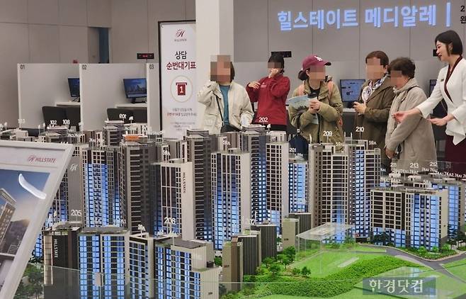 서울 은평구 대조동 '힐스테이트메디알레' 모델하우스 방문객들이 아파트 단지 모형을 둘러보고 있다. 사진=오세성 한경닷컴 기자