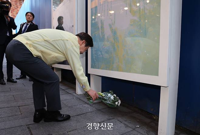 이재명 대통령이  지난달12일 이태원참사 사고 현장을 찾아 헌화하고 있다. 김창길 기자