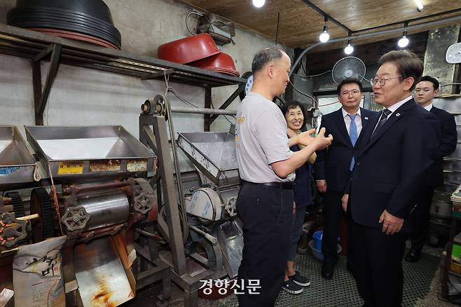 이재명 대통령이 지난달 13일 기본소득 실시지역 현황점검을 위해 방문한 경기도 연천군 방앗간에서 주인과 대화하고 있다. 김창길 기자