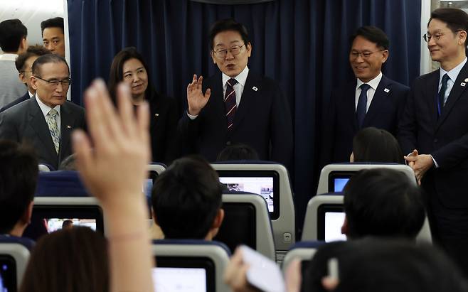 캐나다 주요 7개국(G7) 정상회의를 마친 이재명 대통령이 지난달 18일(현지 시간) 서울공항을 향하는 공군 1호기에서 기자들과 이야기하고 있다. 김창길 기자