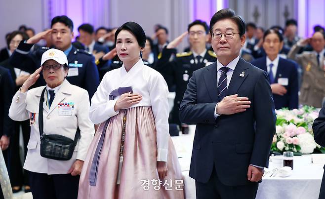 이재명 대통령과 김혜경 여사가 지난달 27일 청와대 영빈관에서 열린 ‘호국보훈의 달, 대통령의 초대’에서 국민의례를 하고 있다. 김창길 기자