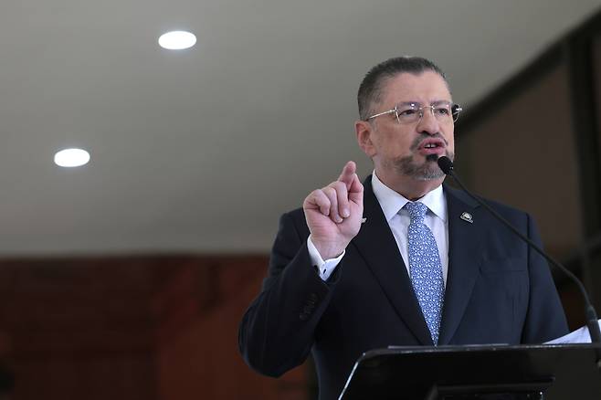 로드리고 차베스 코스타리카 대통령이 지난달 25일(현지시간) 산호세의 대통령궁에서 기자회견을 하고 있다. AP연합뉴스