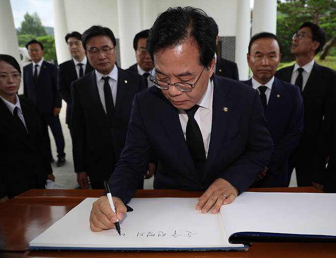 송언석 국민의힘 비상대책위원장 겸 원내대표가 2일 서울 동작구 국립서울현충원에서 참배를 마치고 방명록을 작성하고 있다. 연합뉴스