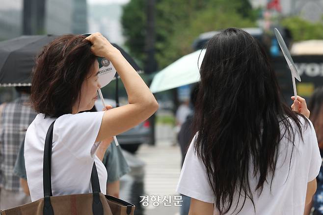 서울 낮 기온 30도 안팎으로 오르며 무더위를 보인 지난달 17일 서울 종로구 광화문광장에서 시민들이 더위를 손과 부채로 피하고 있다. 한수빈 기자
