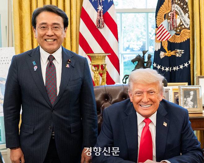 도널드 트럼프 미국 대통령이 지난 4월16일 자신의 소셜미디어 트루스소셜에 올린 사진. 백악관에서 아카자와 료세이 일본 경제재생상과 함께 웃고 있다. 트루스소셜 캡처