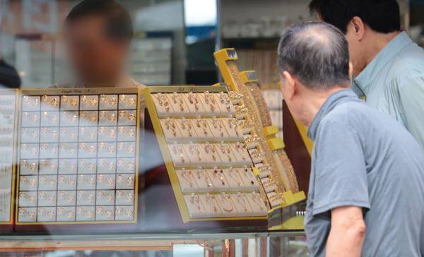 안전자산에 대한 선호도가 증가하면서 올해 상반기 금 거래량이 사상 최대를 기록했다. 2일 서울 종로3가 귀금속 매장에 진열된 금 장신구들. 연합뉴스