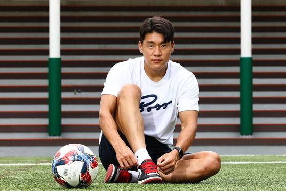 Pohang Steelers’ Lee Ho-jae speaks during an interview with the JoongAng Ilbo at Jung Dae Bu High School ground in Gangnam District, southern Seoul, on June 30. [KIM JONG-HO]