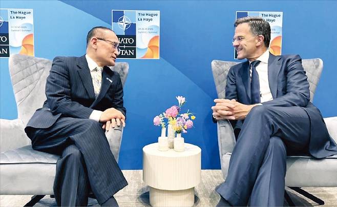 위성락 대통령실 국가안보실장이 지난달 25일(현지시간) 네덜란드 헤이그에서 마르크 뤼터 북대서양조약기구(NATO·나토) 사무총장과 면담하고 있다. 대통령실 제공&nbsp;
