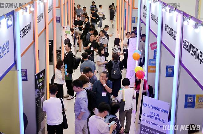 서울시가 ‘중장년 일자리 박람회 2025’를 1~2일 중구 동대문디자인플라자(DDP)에서 열고 있다. 이번 박람회는 3회째로, 행사 기간을 기존 하루에서 이틀로 늘렸다. 참여 기업도 역대 최대 규모다.