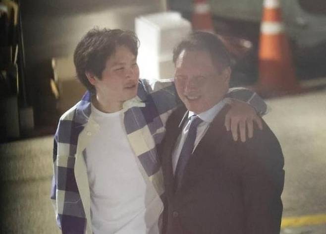 최태원 SK그룹 회장(오른쪽)과 장남 최인근씨. 인터넷 커뮤니티 캡처&nbsp;&nbsp;