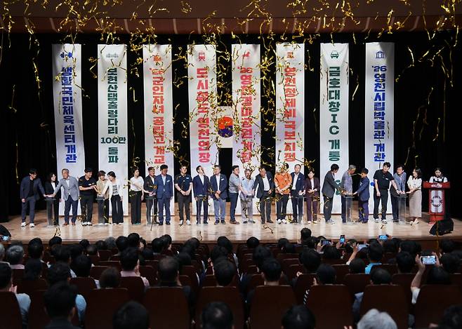 최기문 영천시장 등이 1일 직원정례회에서 민선 8기 3주년을 기념하는 현수막 퍼포먼스를 펼치고 있다. 영천시청 제공