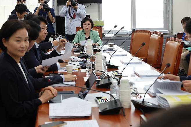 2일 국회에서 더불어민주당 소속 김현 소위원장 등이 참석한 가운데 과학기술정보방송통신위원회의가 열리고 있다. 연합뉴스