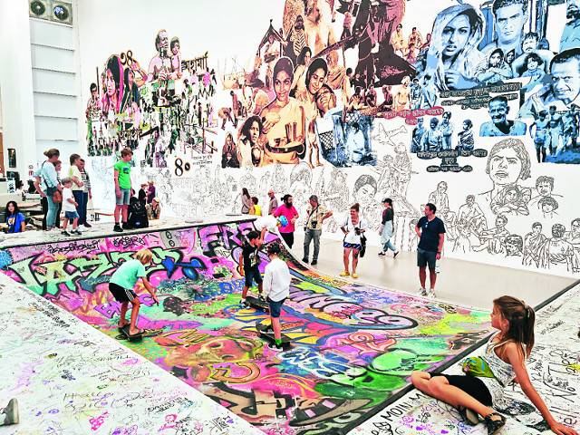 루앙루파는 2022년 독일 카셀 ‘도큐멘타 15’의 예술감독을 맡아 작가만이 아니라 관객도 미술관의 주인임을 전시를 통해 천명했다. 당시 도큐멘타홀에 설치된 스케이드보드장. 관람객이 보드를 즐기는 바닥에 낙서 같은 드로잉이 가득하다. 극장 간판을 그리는 이들까지 참여한 벽화에 식량문제, 전쟁과 기근, 양극화 등을 주제로 한 그림들이 그려져 있다. 국민일보DB