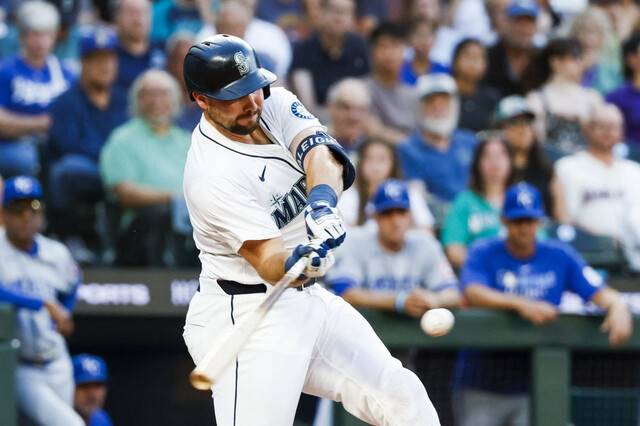 시애틀 매리너스의 칼 롤리가 1일(한국시간) 1일(한국시간) 미국 워싱턴주 T-모바일 파크에서 열린 캔자스시티 로열스와의 2025 미국 메이저리그(MLB) 경기에서 시즌 33호 홈런을 때려내고 있다. 로이터연합뉴스