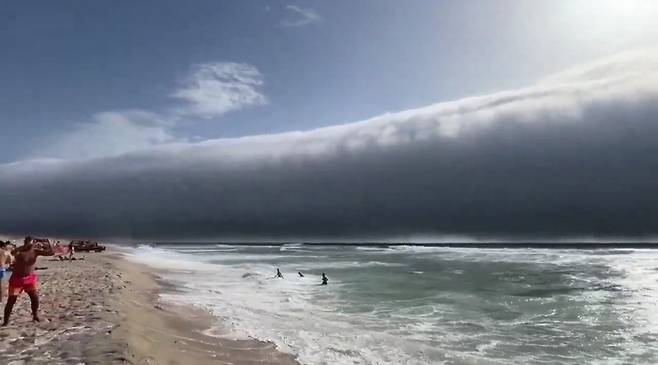 지난달 29일 포르투갈 북부와 중부 해안에서 거대한 크기의 구름이 발생, 해변 쪽으로 다가오고 있다. X 캡처