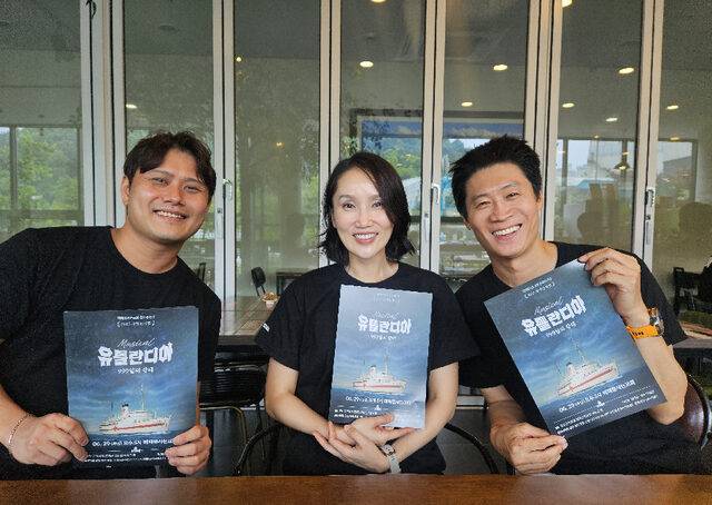 극에 출연한 배우 진선규(오른쪽) 박보경(가운데)과 연출자인 김태준 집사가 전날 마지막 연습을 앞두고 인터뷰하는 모습.