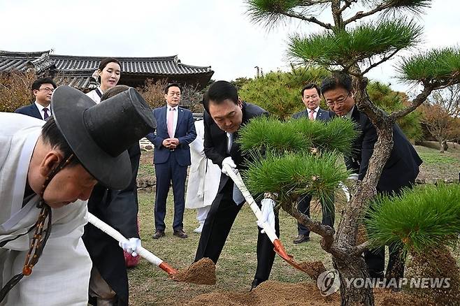 윤석열 대통령이 2023년 10월 27일 경북 안동 병산서원에서 유림간담회를 마친 뒤 참석자들과 기념식수를 하고 있다. 연합뉴스