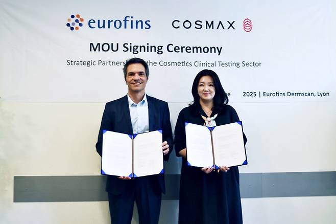 코스맥스는 유럽 기반 글로벌 임상기관인 유로핀즈와 전략적 파트너십 협약을 체결했다고 2일 밝혔다. 사진은 지난달 18일 프랑스 리옹에서 열린 파트너십 체결식에서 얀 어거스틴 유로핀즈 화장품부문 유럽총괄(왼쪽)과 박새롬 코스맥스 R&I센터 피부임상연구팀장이 기념사진을 찍는 모습. <코스맥스>