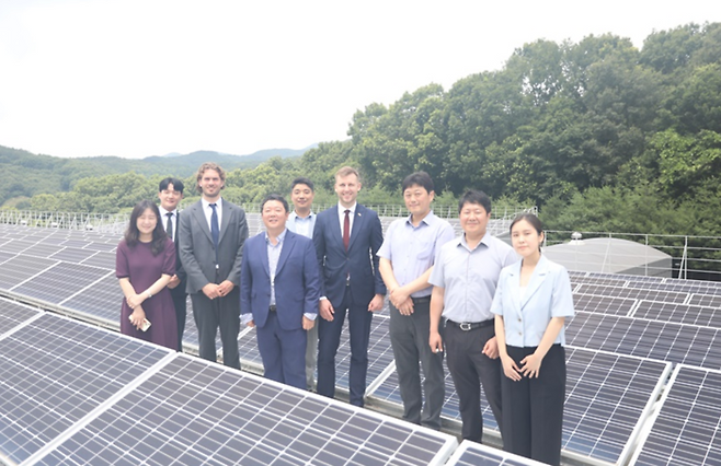 지난 1일 마리우스 스타슈카이티스 경제혁신부 차관(사진 왼쪽에서 여섯번쨰) 등 리투아니아 정부 고위관계자들이 경기도 용인 신성이엔지 스마트팩토리에 방문해 기념촬영을 하고 있다. [사진제공=신성이엔지]