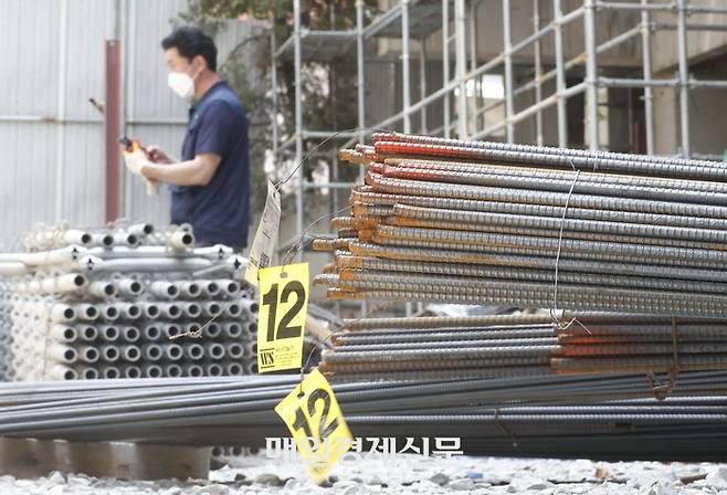 한 아파트 건설현장에 멈춰 서 있는 타워크레인 모습. 기사 내용과 직접적인 연관 없는 이미지. [박형기 기자]