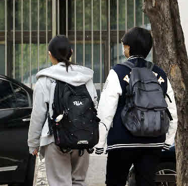 서울의 한 고등학교에서 학생들이 하교를 하고있다. (사진은 기사와 연관없음) [사진 = 매경DB]
