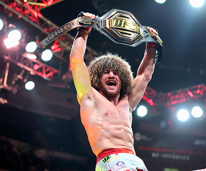 제11대 UFC 밴텀급 챔피언 메라브 드발리슈빌리가 2025년 6월 미국 뉴저지주 뉴워크의 프루덴셜 센터에서 타이틀 2차 방어 성공을 기뻐하고 있다. 사진=Imagn Images=연합뉴스 제공