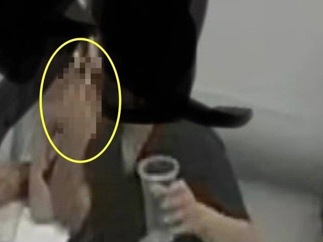 '카공족'에게 "음료를 주문해 달라"는 방송을 했다가 욕설을 들은 무인카페 점주의 글이 화제다./사진=뉴스1, '아프니까 사장이다' 갈무리