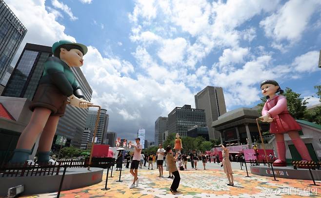 1일 오후 서울 종로구 광화문광장에 마련된 넷플릭스 시리즈 오징어게임 시즌3 팝업을 찾은 시민들이 드라마 조형물을 관람하고 있다.   /사진=뉴스1