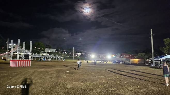 하프마라톤이 열리기 1시간 전인 새벽 4시 러너들이 하나 둘씩 현장에 모여들기 시작했다. 새벽이지만, 30도에 이르는 무더운 날씨와 습도가 이어졌다. /괌=김고금평 기자