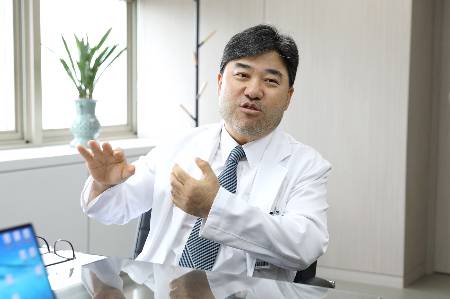 최원주 일산백병원장이 최근 머니투데이와 만난 자리에서 병원 리모델링 후 변화에 대해 소개하고 있다./사진=일산백병원